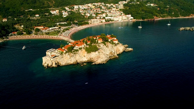 鸟瞰图美丽的斯维蒂斯特凡岛在Budva，黑山视频素材