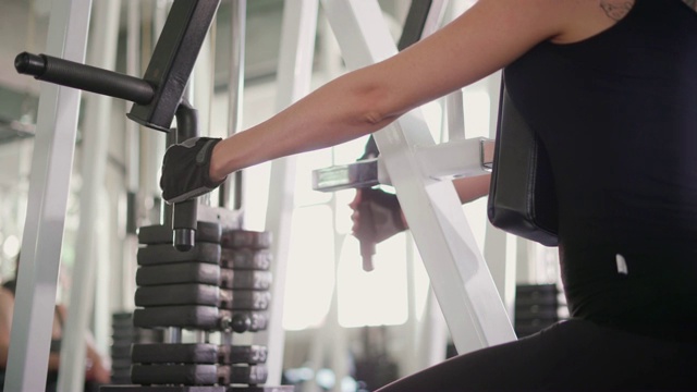 在健身房里用健身器械锻炼的女人。视频素材