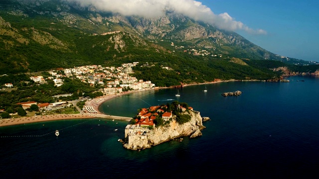 鸟瞰图美丽的斯维蒂斯特凡岛在Budva，黑山视频素材