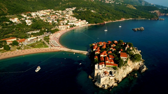 鸟瞰图美丽的斯维蒂斯特凡岛在Budva，黑山视频素材