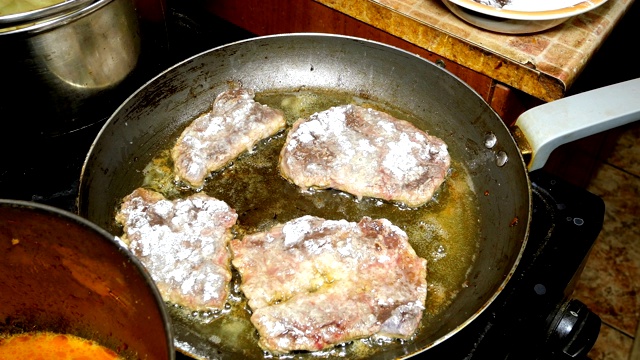 自制的烹饪。烹饪肝、牛排或肉类。视频素材