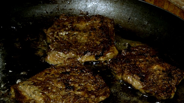 自制的烹饪。烹饪肝、牛排或肉类。视频素材