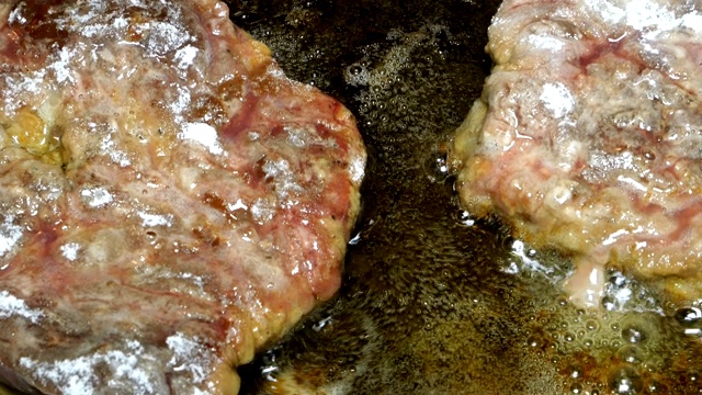 自制的烹饪。烹饪肝、牛排或肉类。视频素材