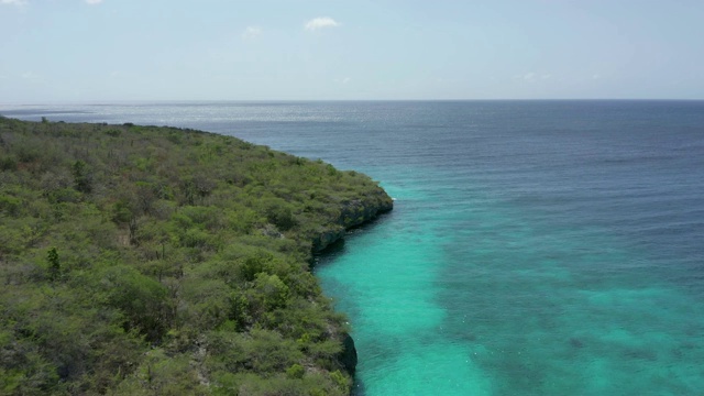 鸟瞰加勒比海和库拉索岛的海岸特征视频素材