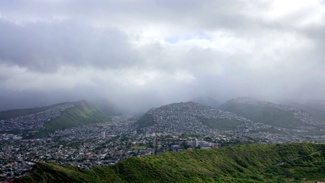 美国夏威夷，坦塔罗斯山和夏威夷城市建筑白天全景视频素材