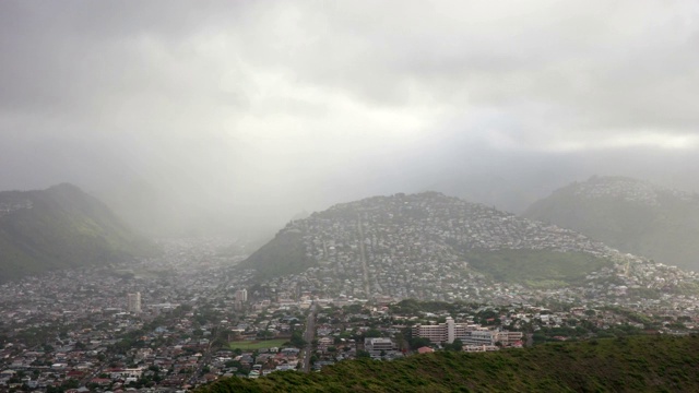 美国夏威夷，坦塔罗斯山和夏威夷城市建筑白天全景视频素材