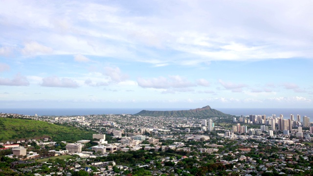 美国夏威夷，钻石头，坦塔罗斯山和夏威夷城市建筑白天全景视频素材