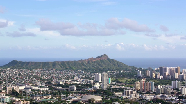 美国夏威夷，钻石头，坦塔罗斯山和夏威夷城市建筑白天全景视频素材