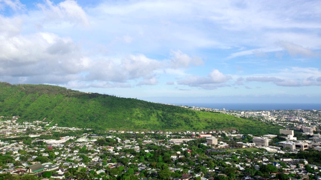 城市建筑和坦塔罗斯山白天景观，夏威夷，美国视频素材