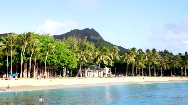 美国夏威夷檀香山的怀基基海滩和钻石头白天景观视频素材