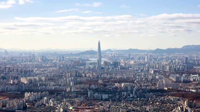 乐天世界大厦(韩国最高的建筑)和首尔的城市建筑视频素材