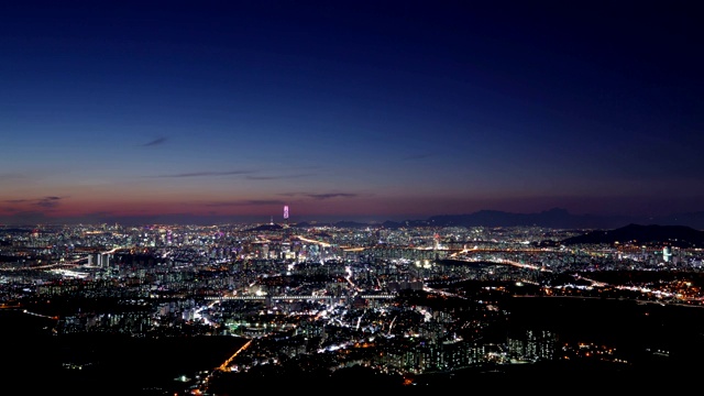 日落的乐天世界大厦(韩国最高的建筑)和首尔的城市建筑视频素材