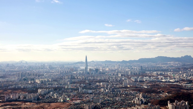 乐天世界大厦(韩国最高的建筑)和首尔的城市建筑视频素材