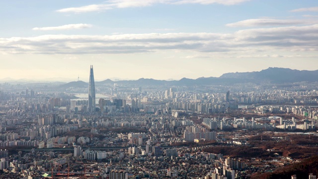 乐天世界大厦(韩国最高的建筑)和首尔的城市建筑视频素材