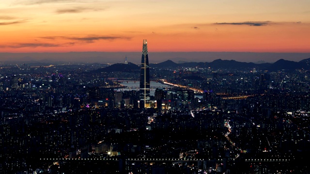 首尔夜景乐天世界大厦(韩国最高的建筑)和首尔的城市建筑视频素材