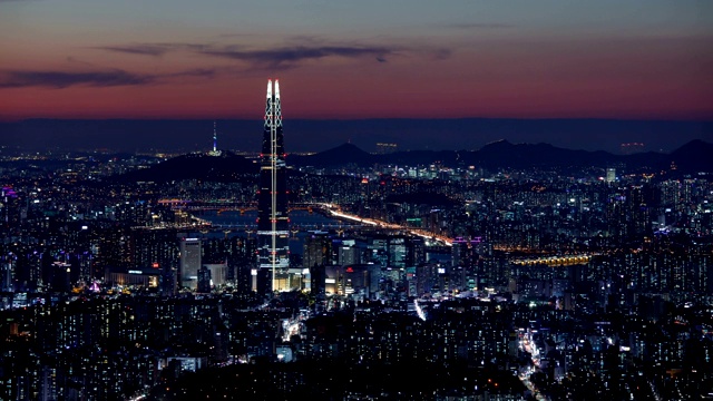 首尔夜景乐天世界大厦(韩国最高的建筑)和首尔的城市建筑视频素材