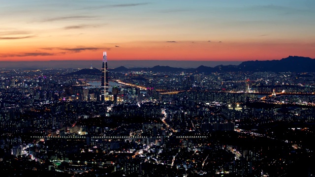 首尔夜景乐天世界大厦(韩国最高的建筑)和首尔的城市建筑视频素材