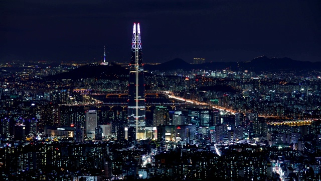 首尔夜景乐天世界大厦(韩国最高的建筑)和首尔的城市建筑视频素材