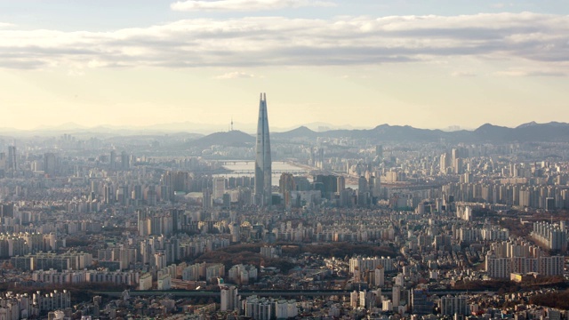 乐天世界大厦(韩国最高的建筑)和首尔的城市建筑视频素材