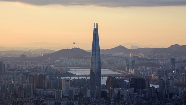 乐天世界大厦(韩国最高的建筑)和首尔的城市建筑视频素材