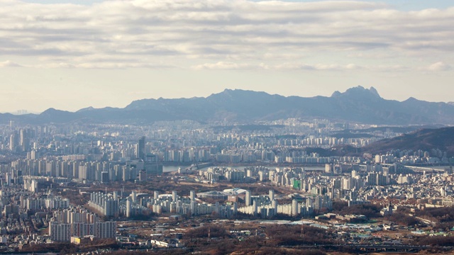 首尔的城市建筑和北山国家公园视频素材