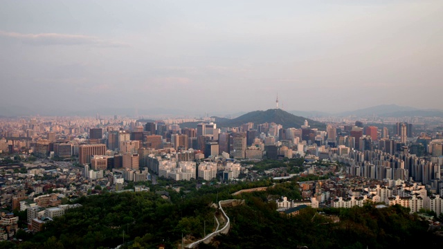 汉城塔(旅游景点)和汉城城堡从白天到晚上视频素材