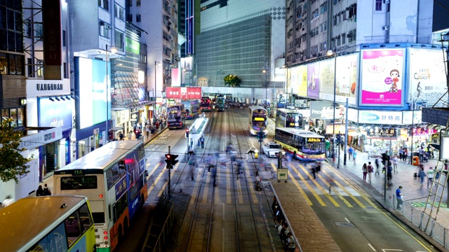 香港，铜锣湾购物中心，有轨电车及城市大厦，夜景视频素材