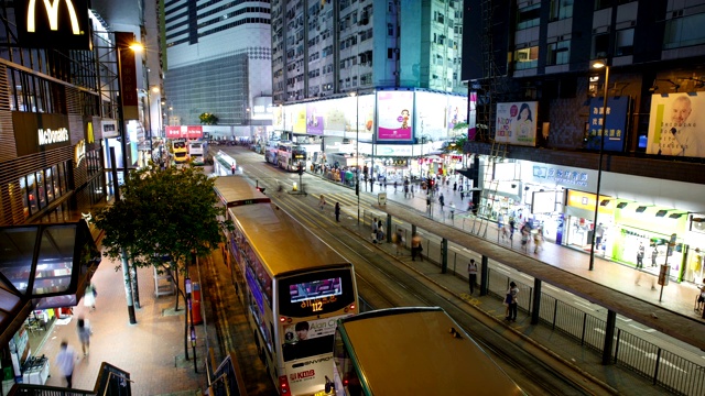 香港，铜锣湾购物中心，有轨电车及城市大厦，夜景视频素材