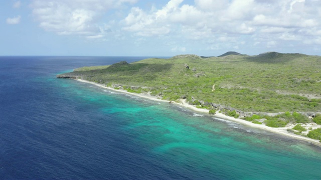 鸟瞰加勒比海和库拉索岛的海岸特征视频素材