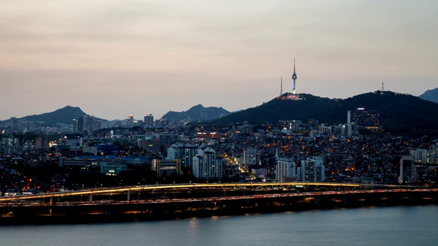 江边高速公路夜景及龙三固区汉南洞公寓视频素材