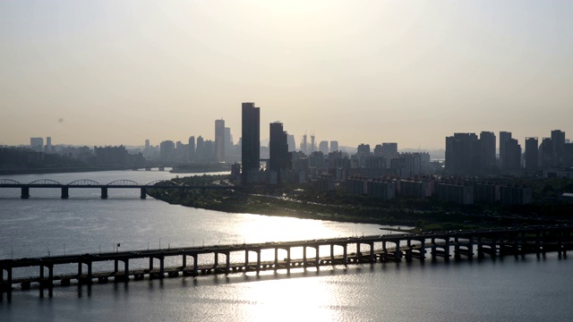 夜景Dongjak桥和63楼(20世纪90年代首尔最高的建筑)视频素材