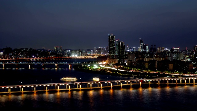 首尔Yeouido地区的Dongjak桥和城市建筑夜景视频素材