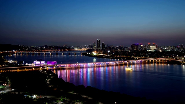 夜景浮岛周围的半坡桥和城市建筑在首尔视频素材