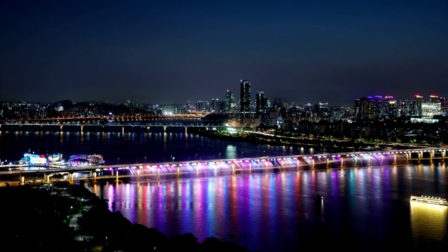 夜景浮岛周围的半坡桥和彩虹喷泉在首尔视频素材