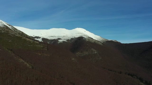 意大利一座美丽雪山的鸟瞰图。视频下载