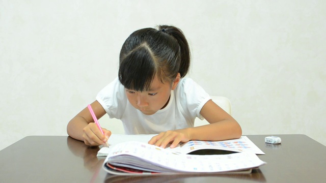 女孩学习视频素材