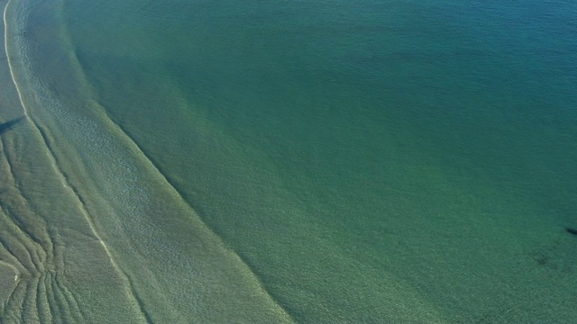 意大利撒丁岛，美丽的白色海滩沐浴在透明的绿松石海的鸟瞰图。视频下载