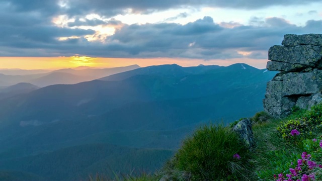 日落在山上的时间流逝视频素材