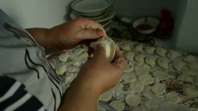 一个女人经常用白软干酪做饺子。视频素材