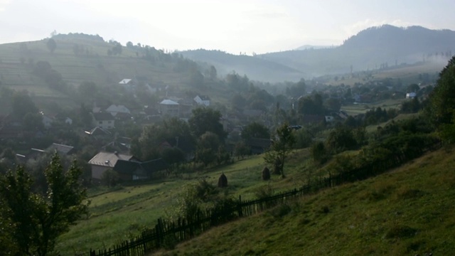 喀尔巴阡山脉一个山村的晨景。视频素材