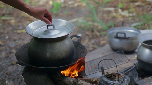 用旧炉子煮玉米视频素材