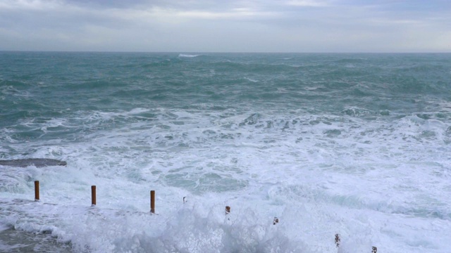 巨浪拍打着岩石海岸，动作缓慢。视频素材