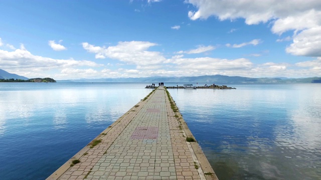 接下来是奥赫里德湖上的渔港，湖面平静，天空湛蓝视频素材