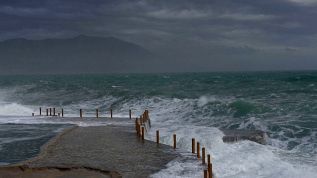 巨浪拍打着岩石海岸，动作缓慢视频素材