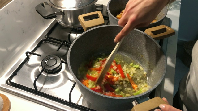 女人准备食物的特写镜头视频素材