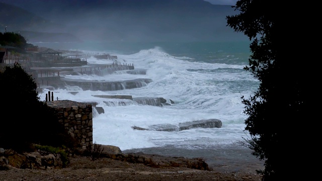 巨浪拍打着岩石海岸，动作缓慢视频素材