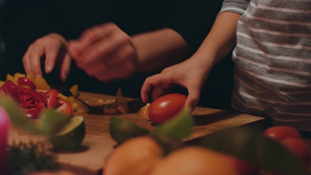 两个女人和小男孩在准备圣诞晚餐视频素材