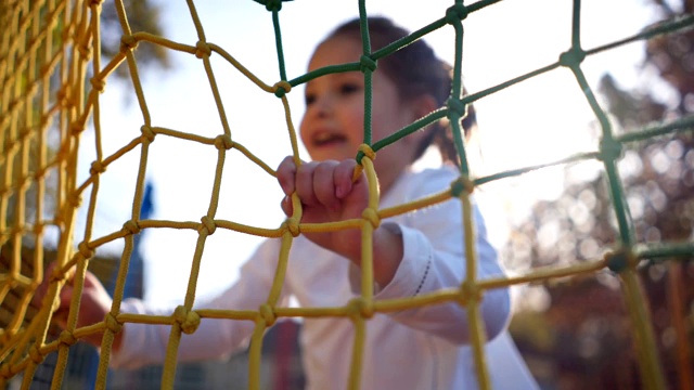 欢快的幼童在操场蹦床上玩耍视频素材