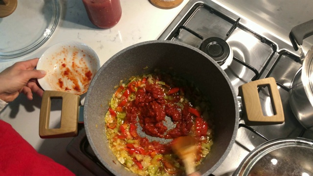 女人准备食物的特写镜头视频素材