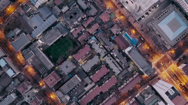 空中飞过屋顶，城市景观视频素材